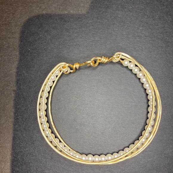 Exquisite hammered gold tone wire with glass pearl strand four band bracelet - Picture 5 of 5